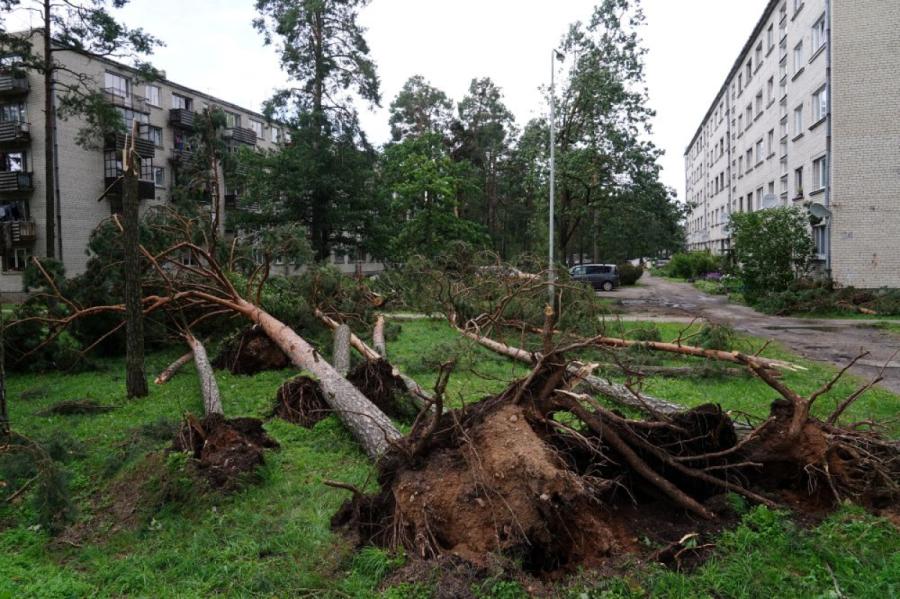 Brīdina par trešdien iespējamām postošām vēja brāzmām un virpuļviesuļiem