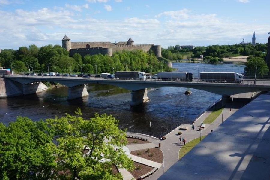 Igaunija uz divām dienām slēdz Narvas robežkontroles punktu