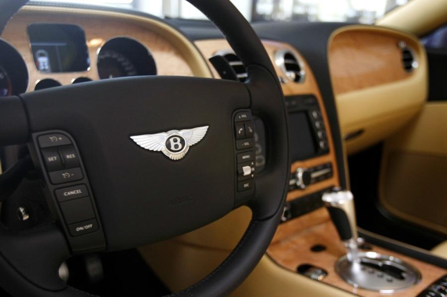 Siguldā «Bentley» iebraucis divos apgaismes stabos