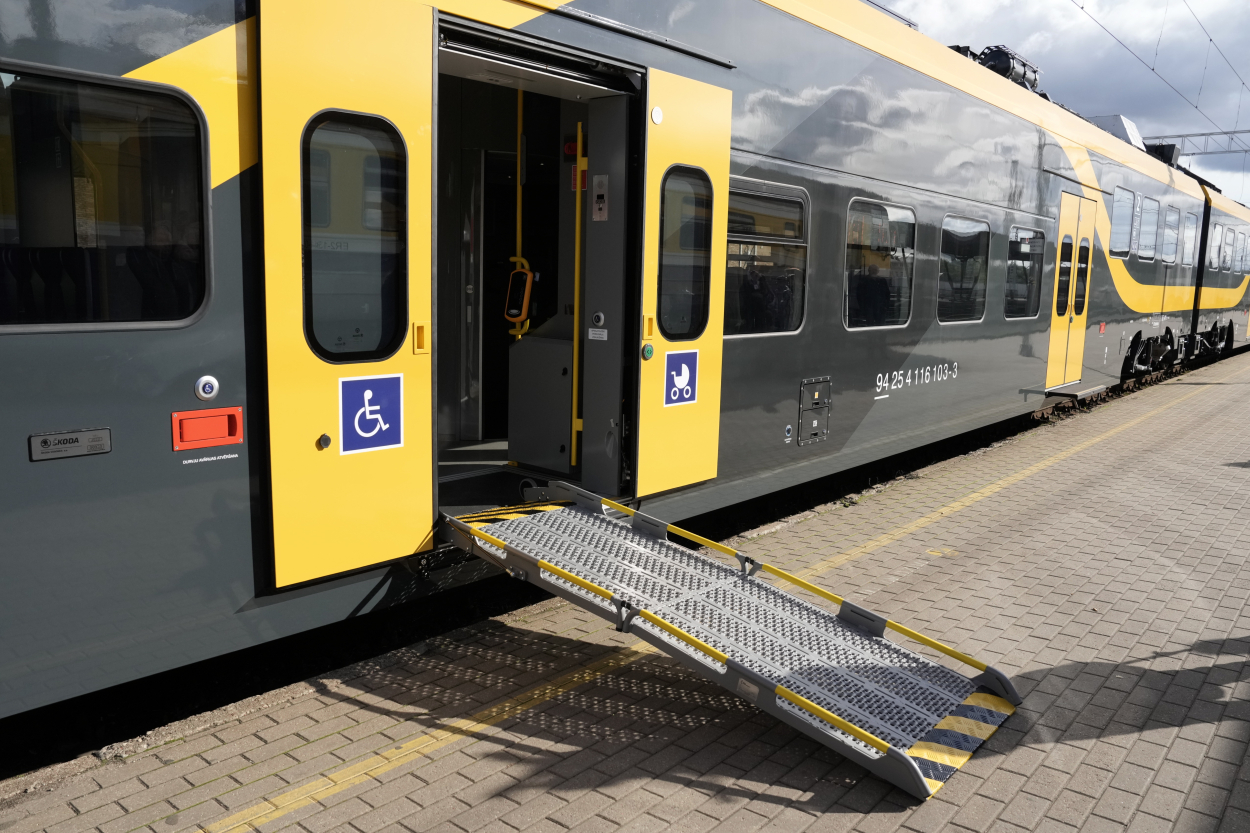 Uzlabos pasažieru ar ierobežotām pārvietošanās spējām izkāpšanu no vilcieniem