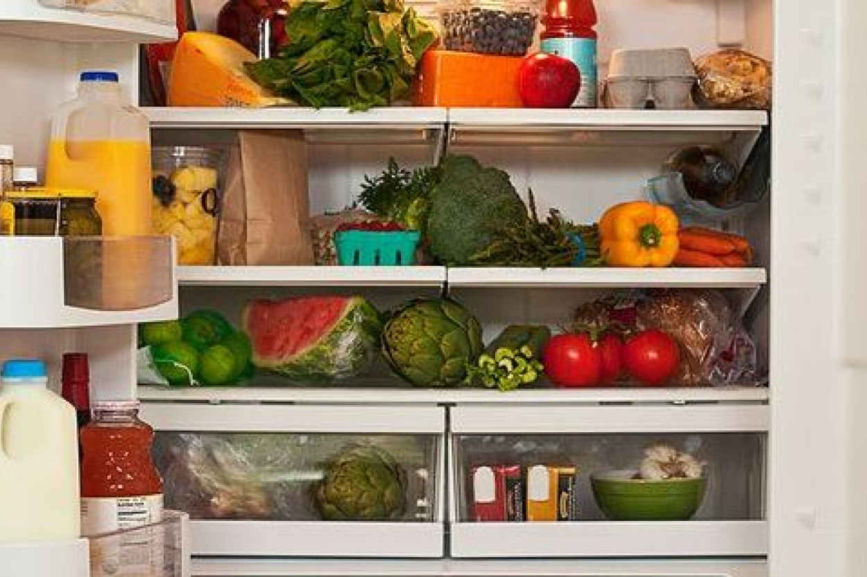 Biologi brīdina, kādus produktus vasarā vajadzētu turēt ledusskapī (+VIDEO)
