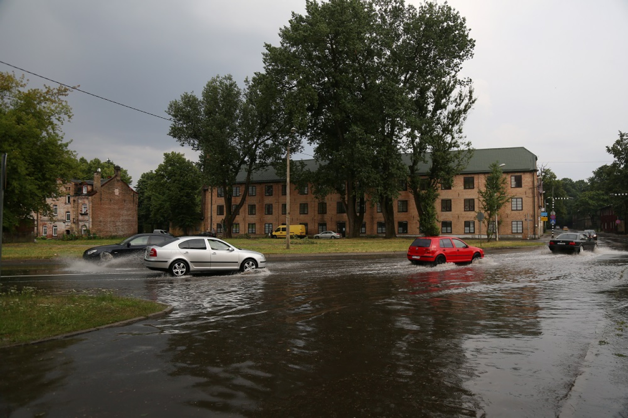 Rīgā pēc spēcīgajām lietusgāzēm applūdušas ielas, apstājusies tramvaju kustība