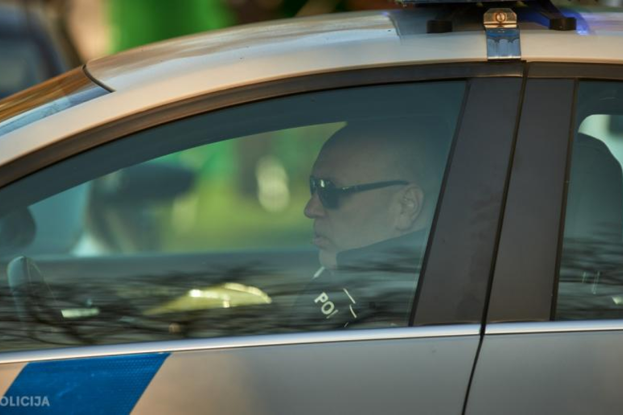 Par laupīšanu grupā policija Valmierā aiztur divus vīriešus