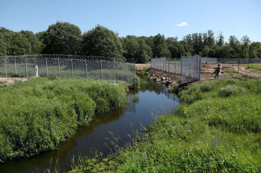 Latvijas un Krievijas robežas purvainajā posmā sāk uzstādīt peldošos balstus