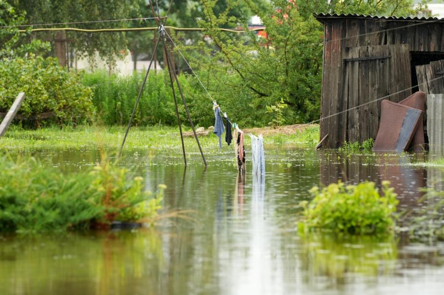 Vētra plosa Rīgu. Dienesti turpina glābšanas darbus