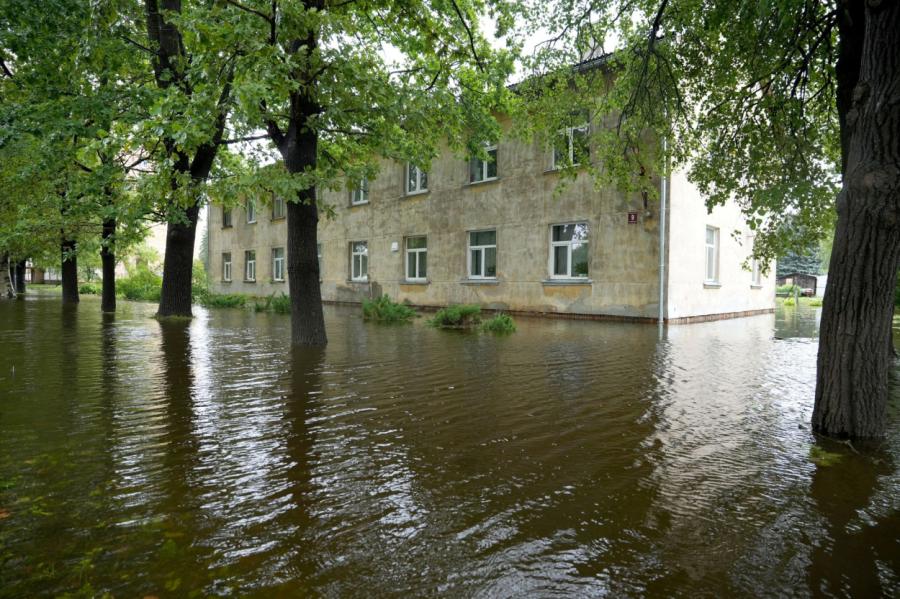 Dažās Lielupes pietekās ūdens līmenis kāpis par vairāk nekā diviem metriem