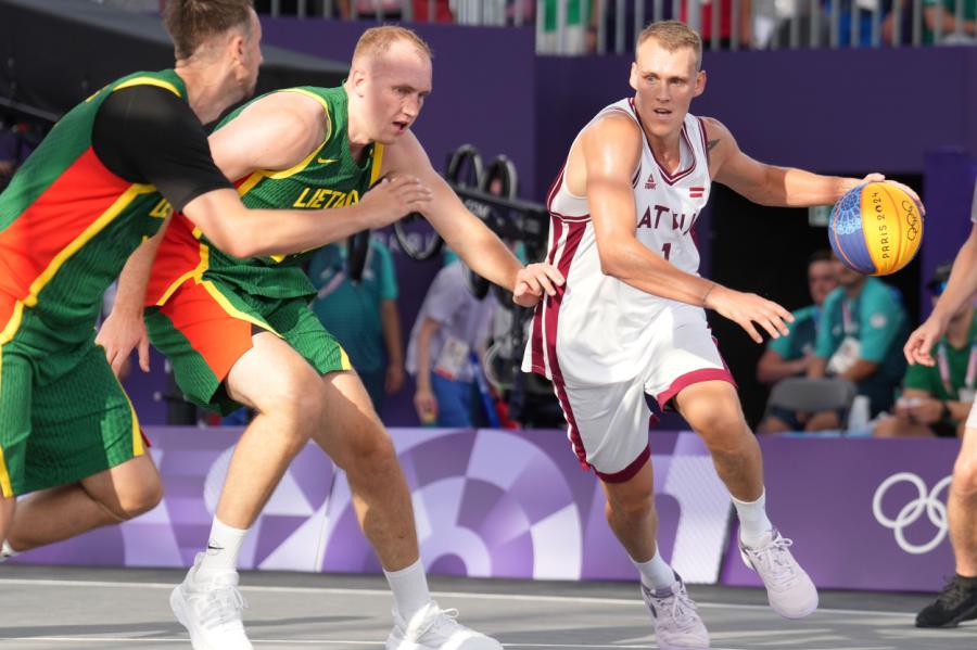 Ar uzvaru Parīzes olimpiskajās spēlēs sāk Latvijas 3x3 basketbolisti