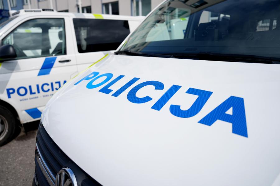 Jaunietis Daugavpilī no servisa aizdzinis divus auto un bēdzis no policijas