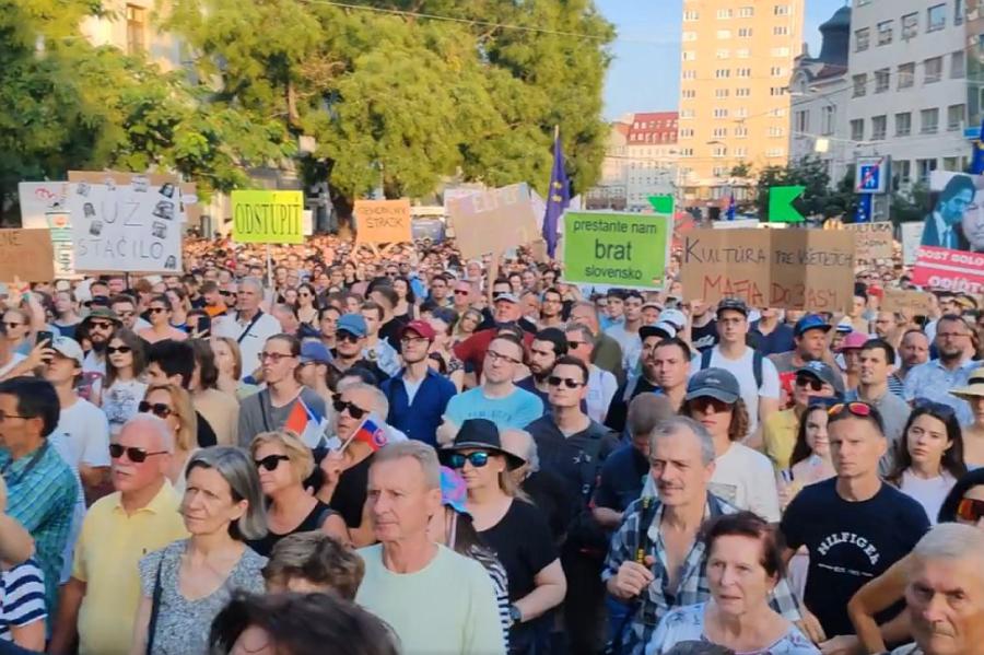 Slovākijā tūkstošiem protestētāju pieprasa kultūras ministres atkāpšanos