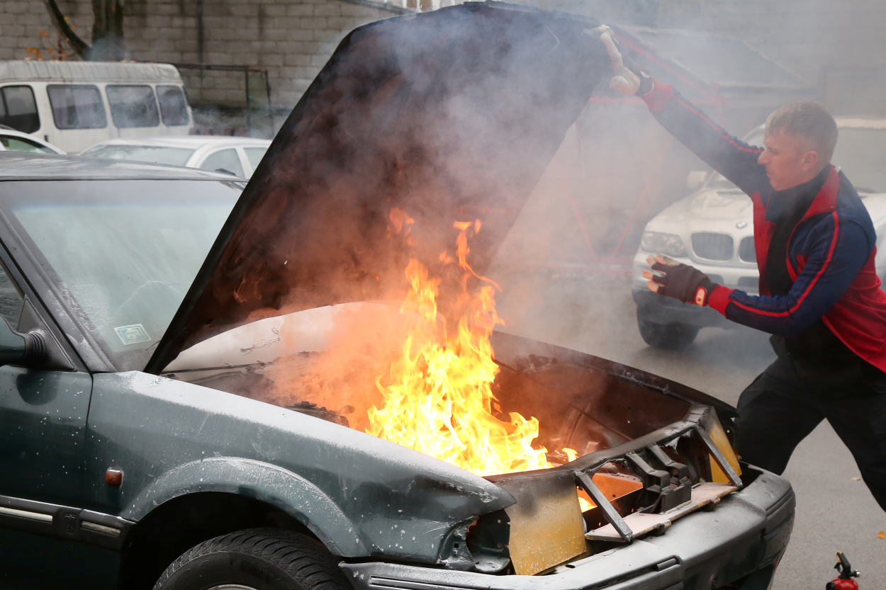 Mēģinot nodzēst aizdegušos auto, Garkalnē cietis cilvēks