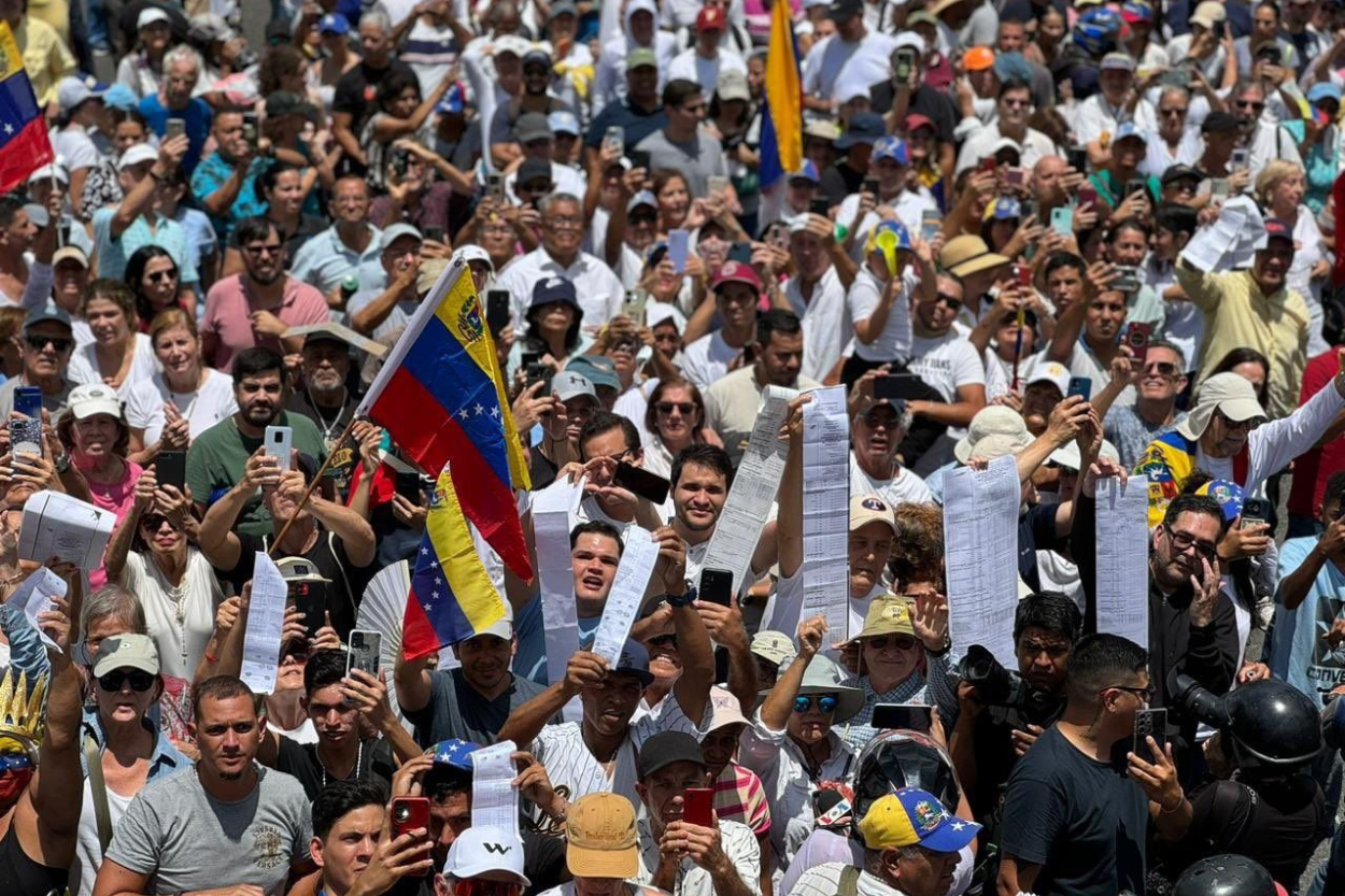 Venecuēlas opozīcijas kandidāts mudina Maduro «paiet malā»