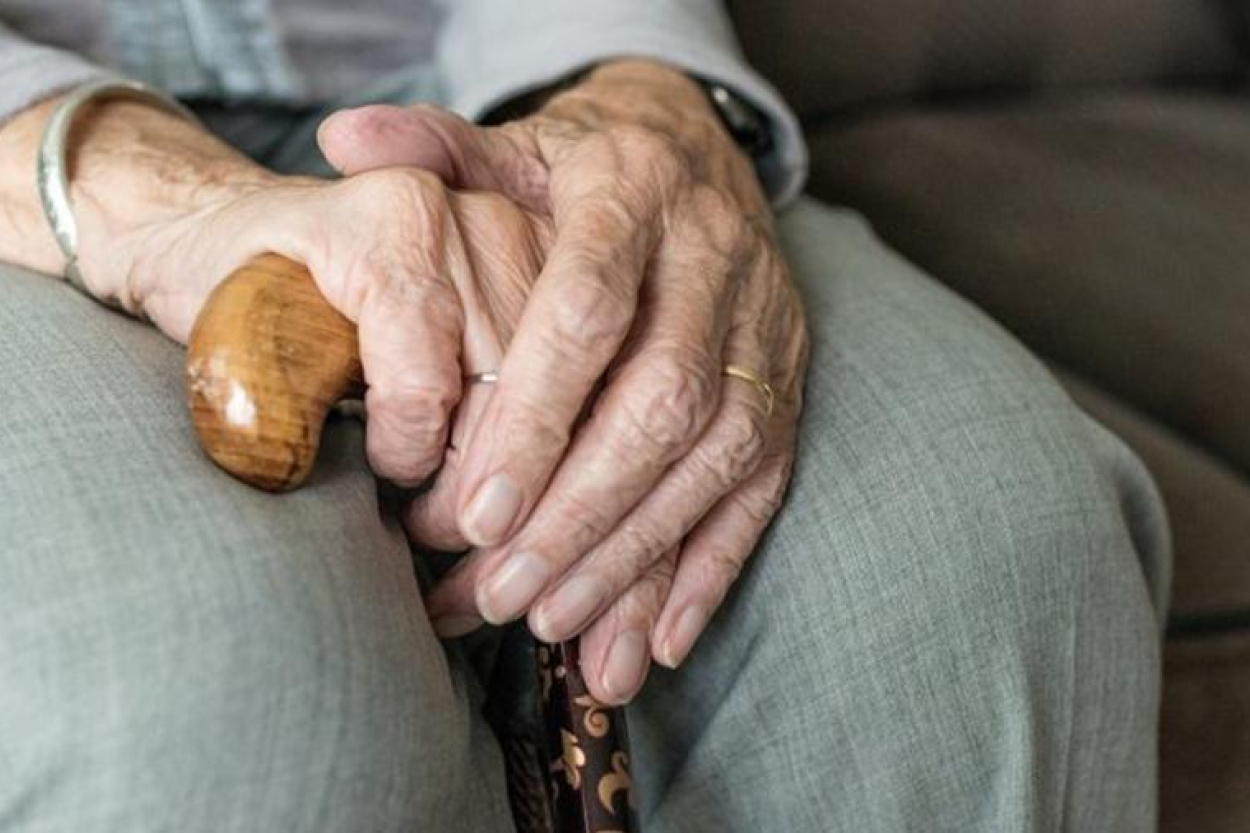 Latvijai draud nekontrolēta pensionēšanās vecuma celšana