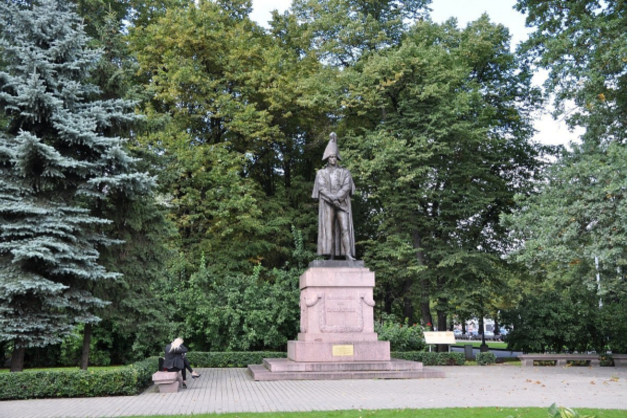 Esplanādē esošo statuju nedemontēs, bet vairākus citus pieminekļus pārvietos