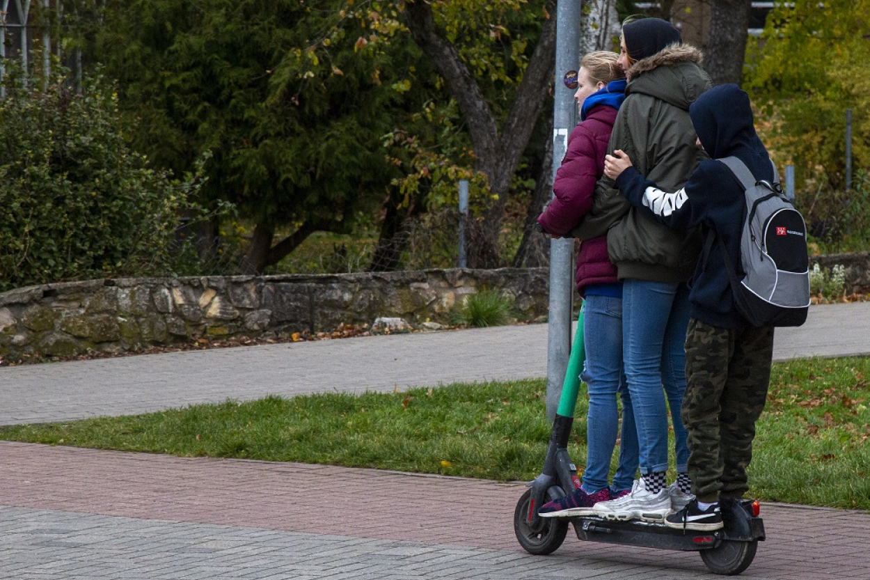 Ārste: bērni un viņu vecāki turpina pārkāpt likumu, nelietojot aizsargķiveres