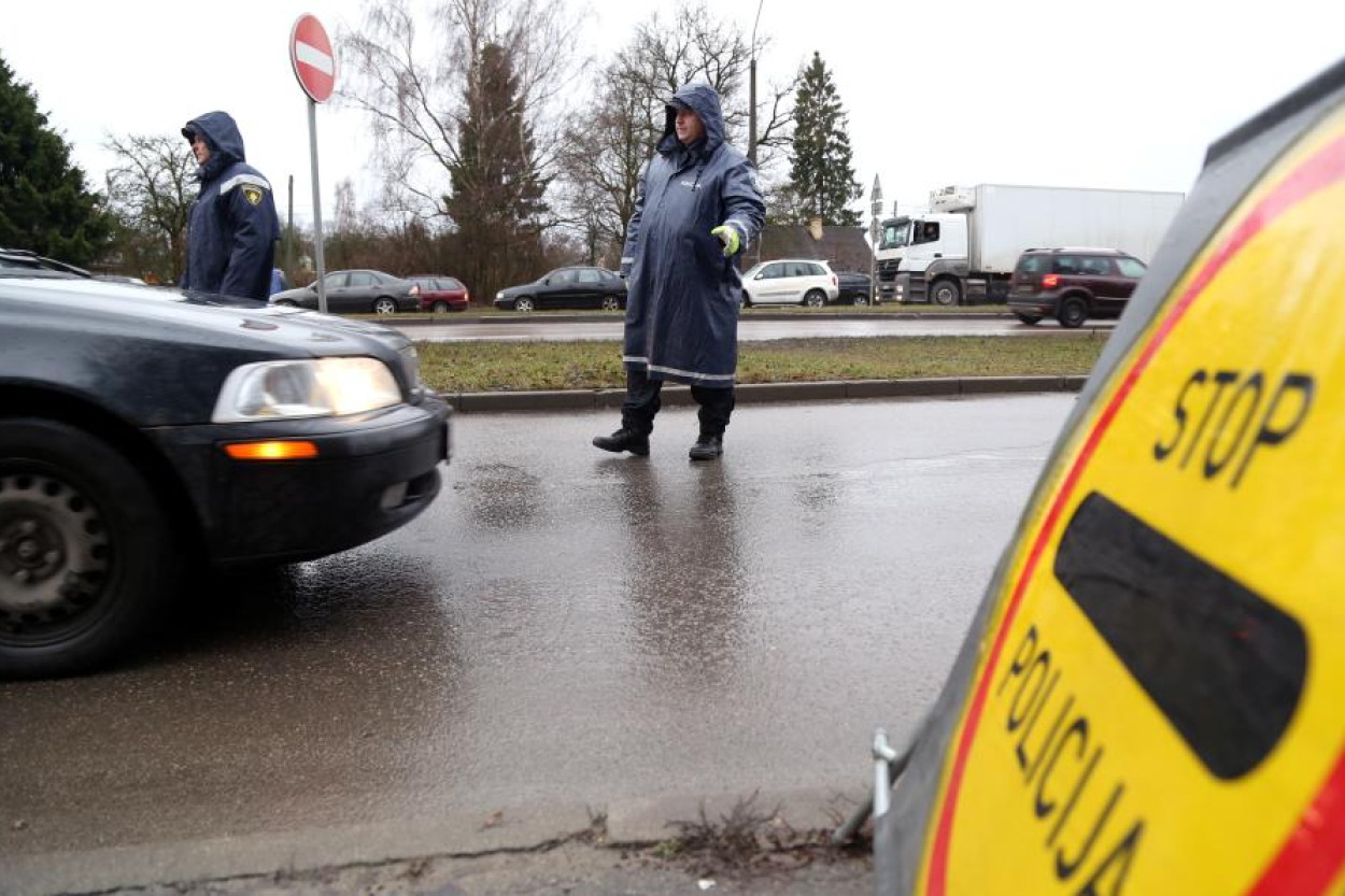 Rēzeknē autovadītājs bez OCTA ar kājām aizbēg no policijas