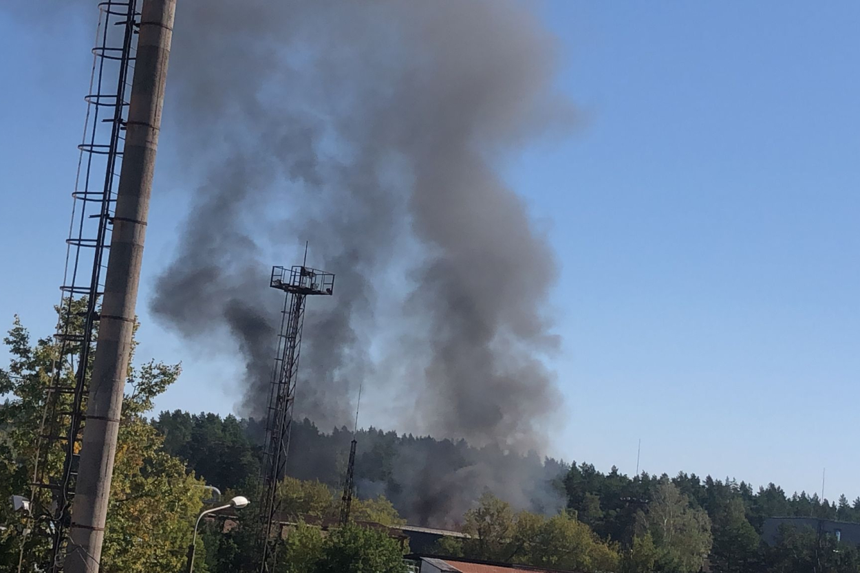 Pļavniekos ierobežots plašais ugunsgrēks koka angārā (VIDEO)