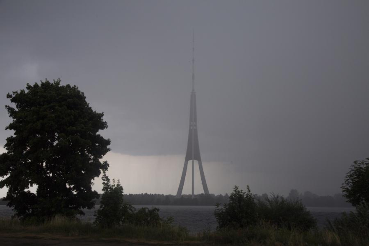 Naktī uz trešdienu Latvijas lielākajā daļā līs