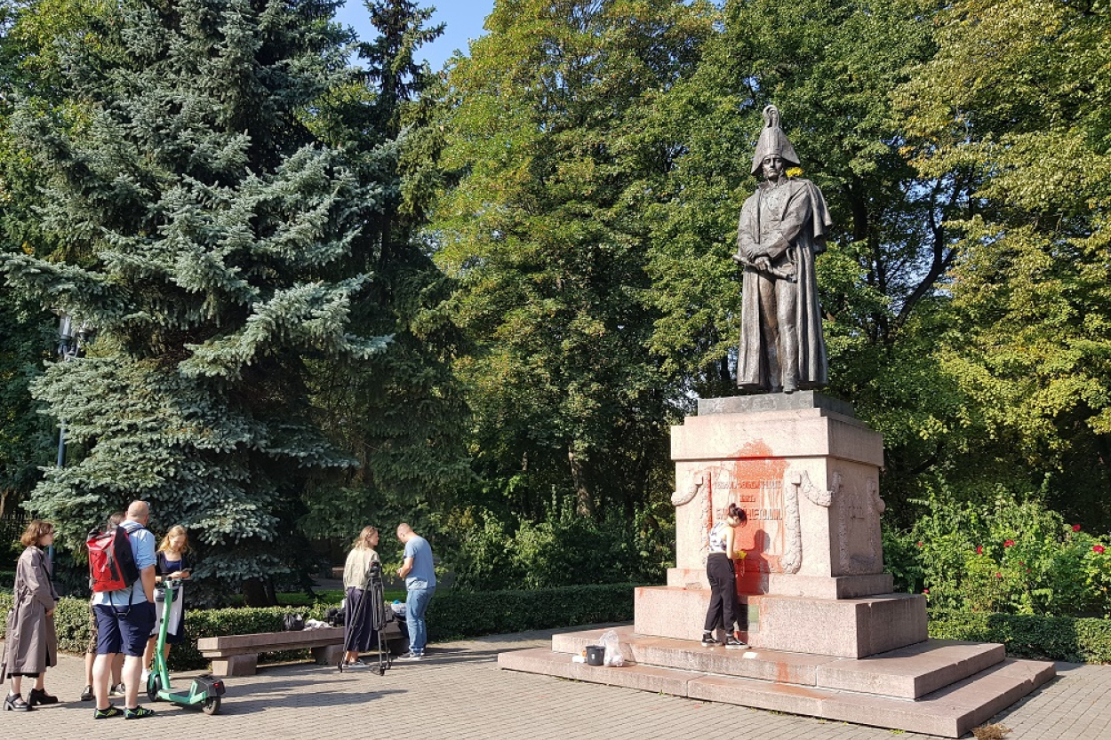 Rīgā apķēpāts Barklaja de Tolli piemineklis (papildināts)