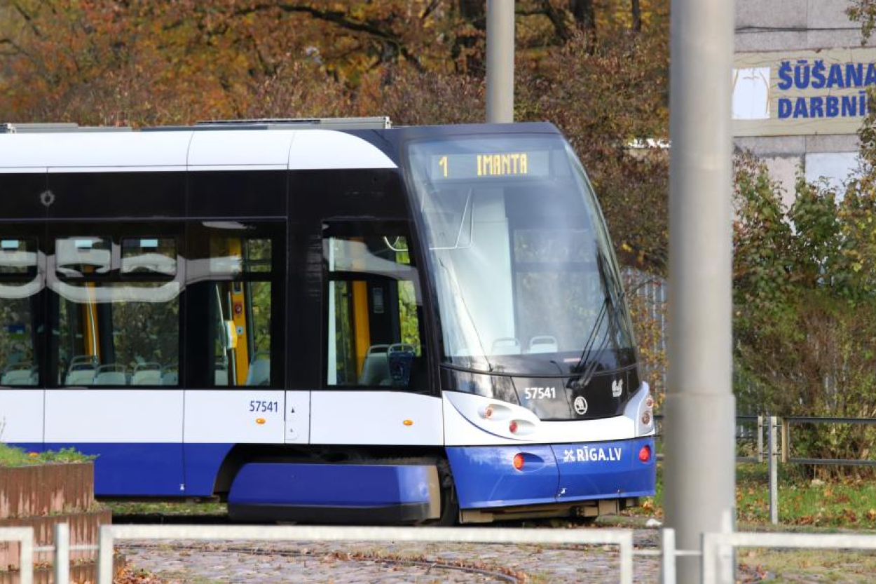 Pārdaugavā nomas automašīnas un tramvaja sadursmē cietuši trīs cilvēki