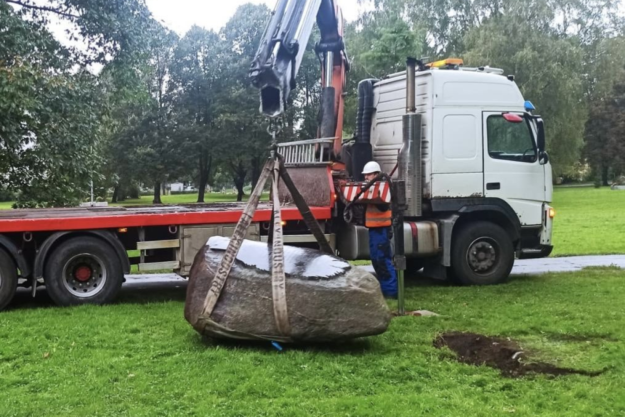 Rīgā demontēta piemiņas zīme Maskavas dārza izveidei