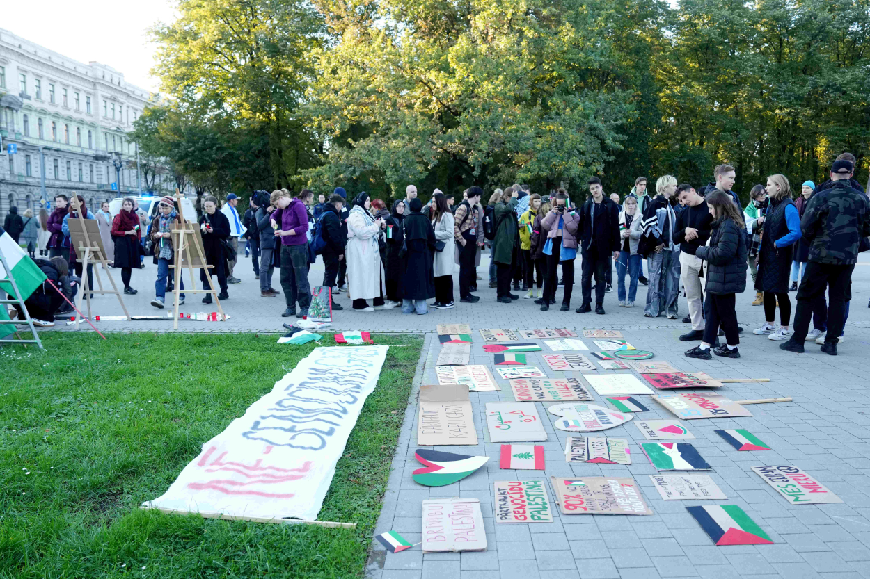 Rīgā aptuveni 100 cilvēki piemin Palestīnas civiliedzīvotāju upurus