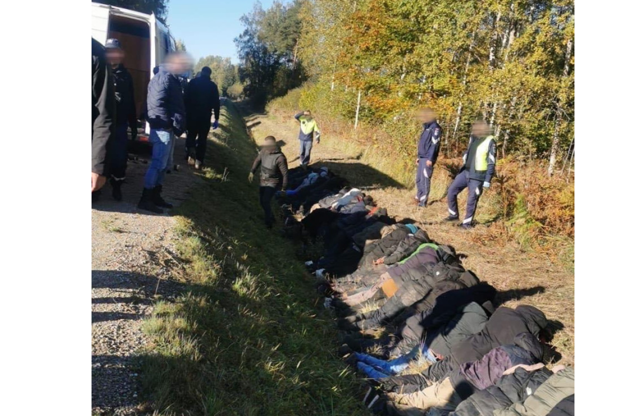 Robežsardze: bēgšanas laikā cietuši četri mikroautobusā vestie migranti