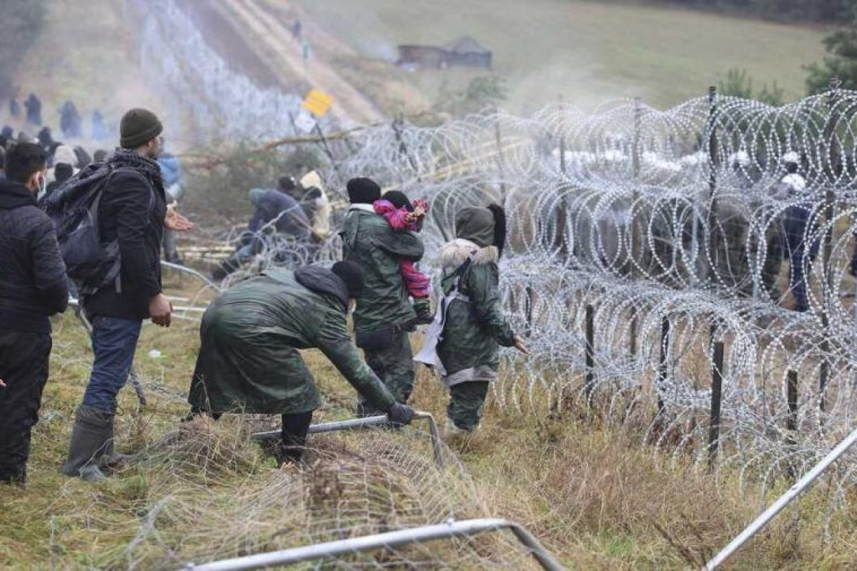 Operācijā ar šaujamieročiem aizturēti 46 nelegālie migranti un divi pārvadātāji