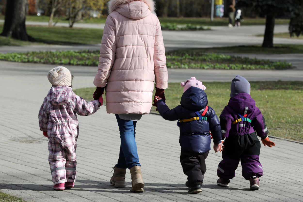 Latvijā reģistrēto jaundzimušo skaits astoņos mēnešos sarucis par 13,4%