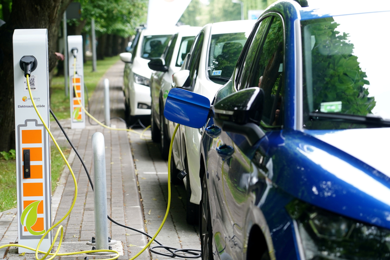 Izsludina izsoli elektrotransporta uzlādes staciju izbūvei