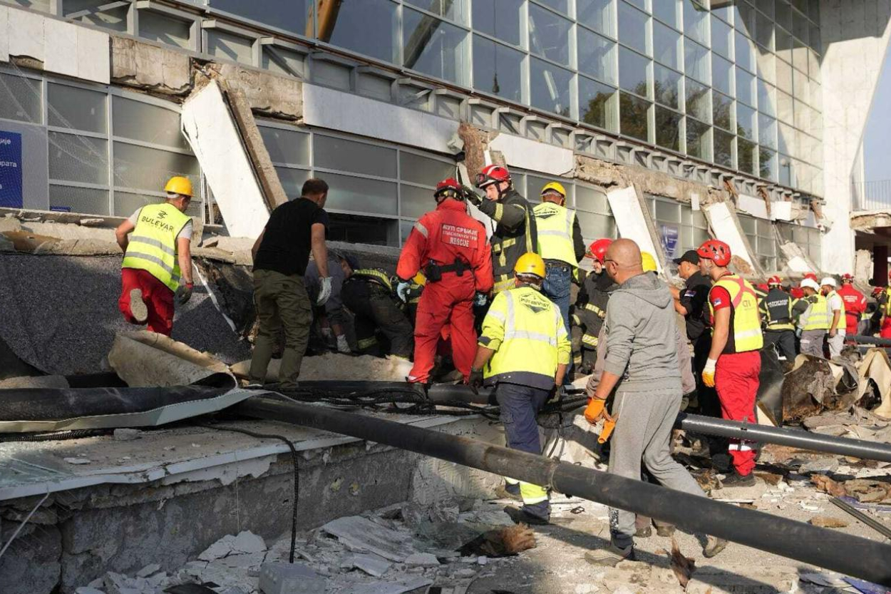 Serbijā zem sagruvušas stacijas nojumes gājuši bojā 13 cilvēki