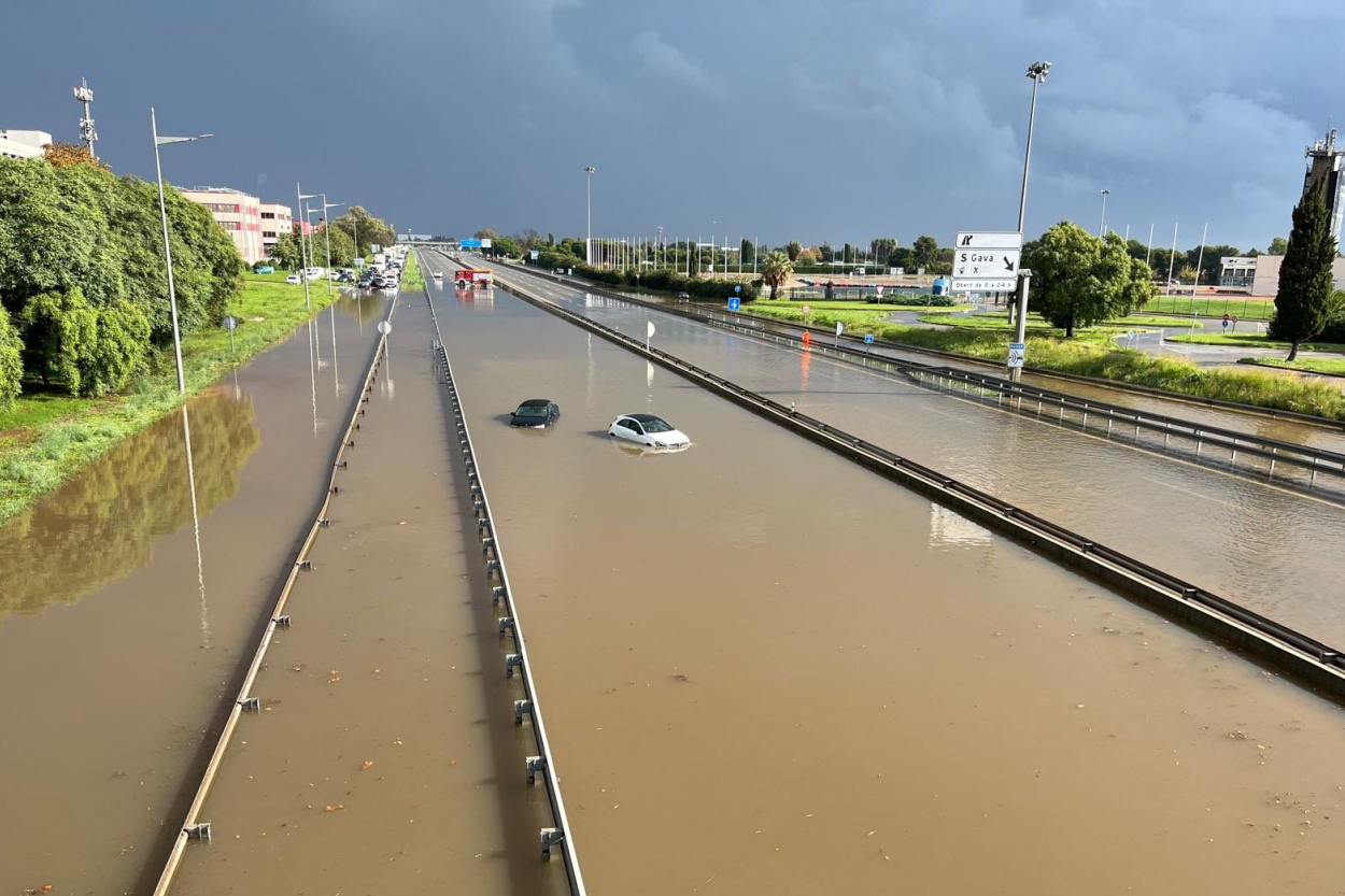 Barselonā stipru lietusgāžu dēļ apturēta dzelzceļa satiksme