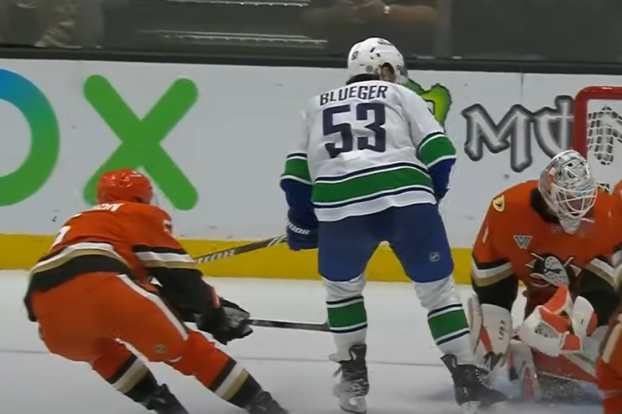 Bļugeram rezultatīva piespēle «Canucks» uzvarā pār «Ducks» (VIDEO)