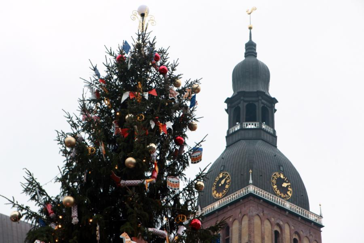 Nedēļas nogalē Rātslaukumā un Doma laukumā iedegs Ziemassvētku egles