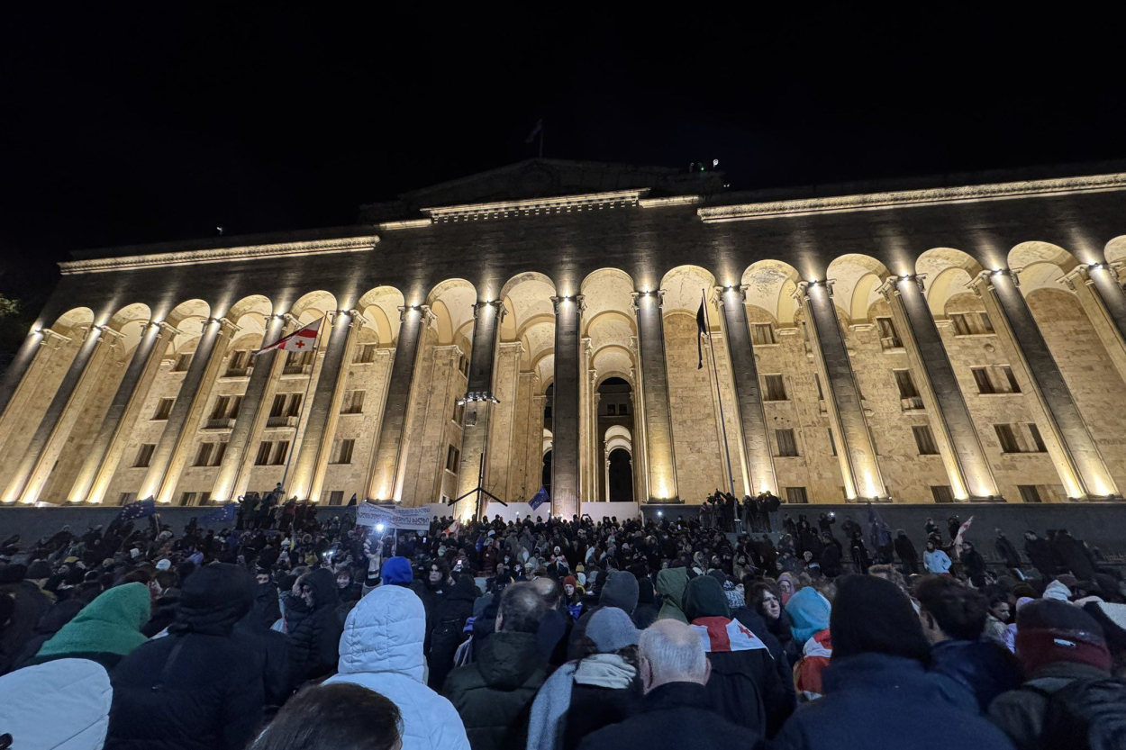 Gruzijas policija šauj asaru gāzi uz demonstrantiem protestā