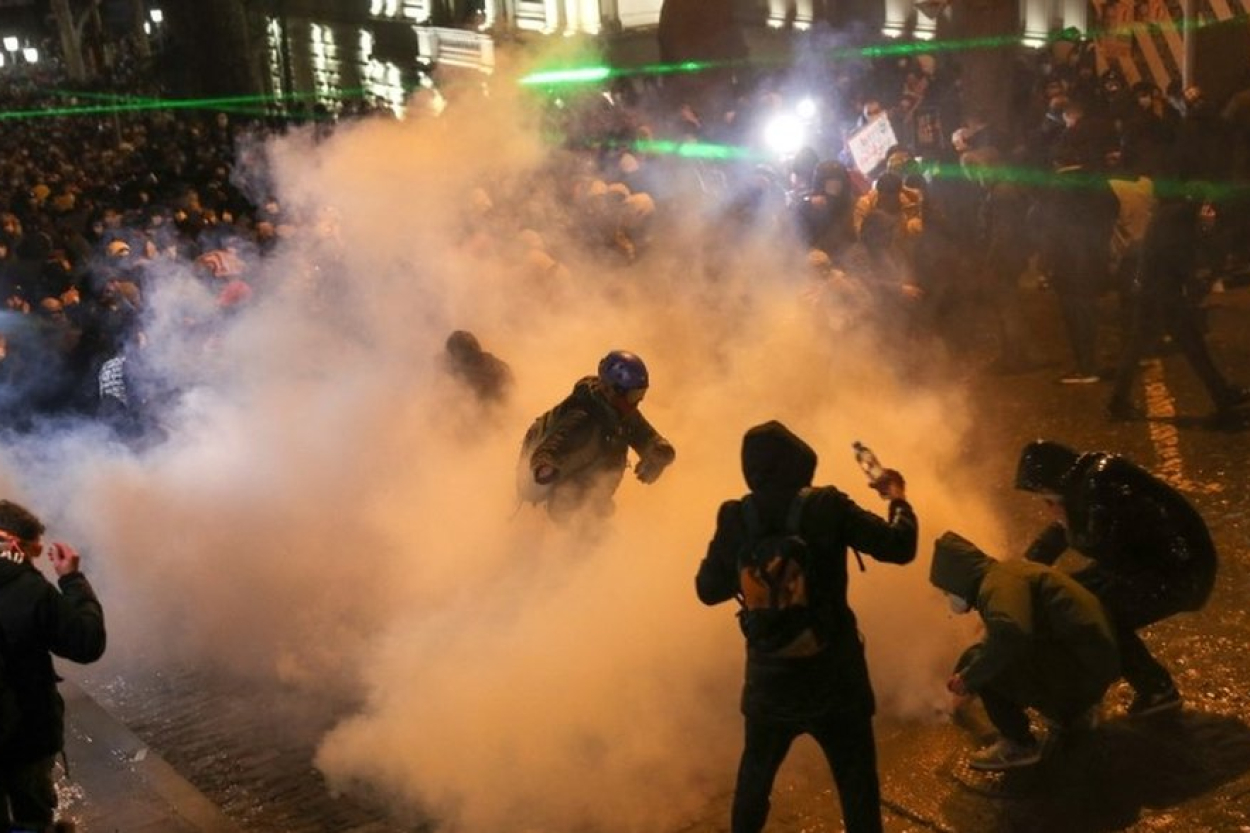 Tbilisi otro nakti pēc kārtas notikušas policistu un protestētāju sadursmes