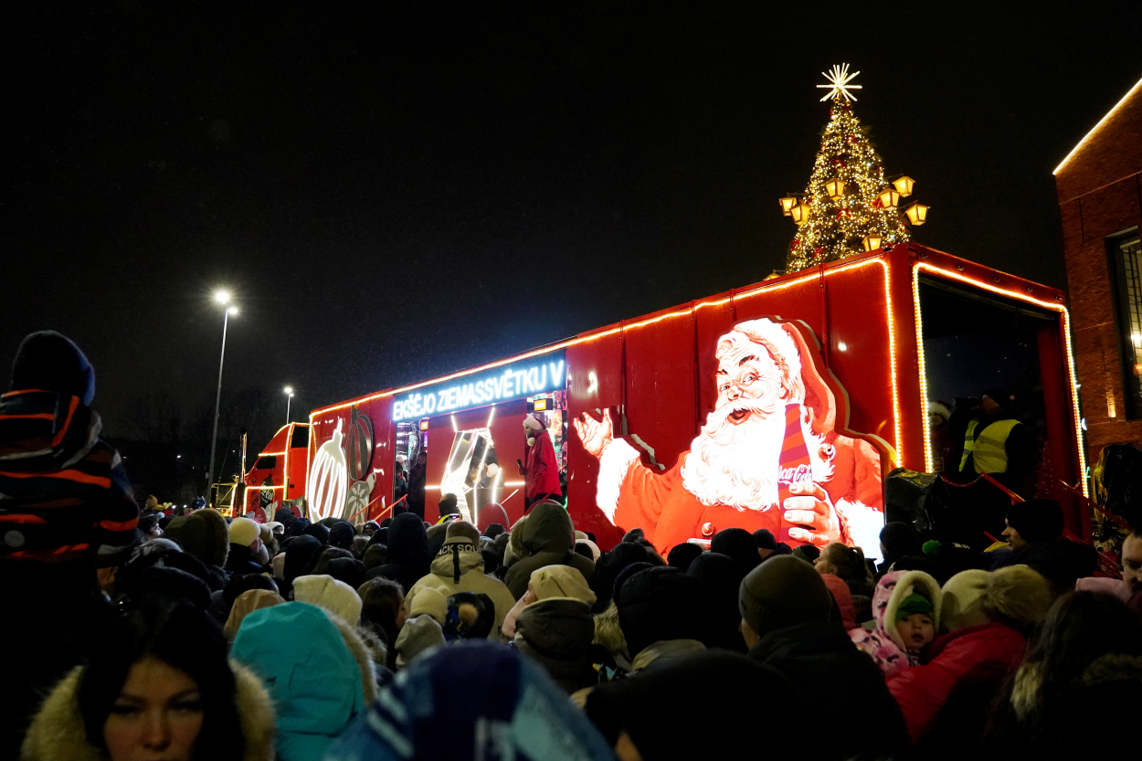 Coca-Cola Ziemassvētku automašīnu apmeklēja vairāk nekā 20 tūkstoši cilvēku