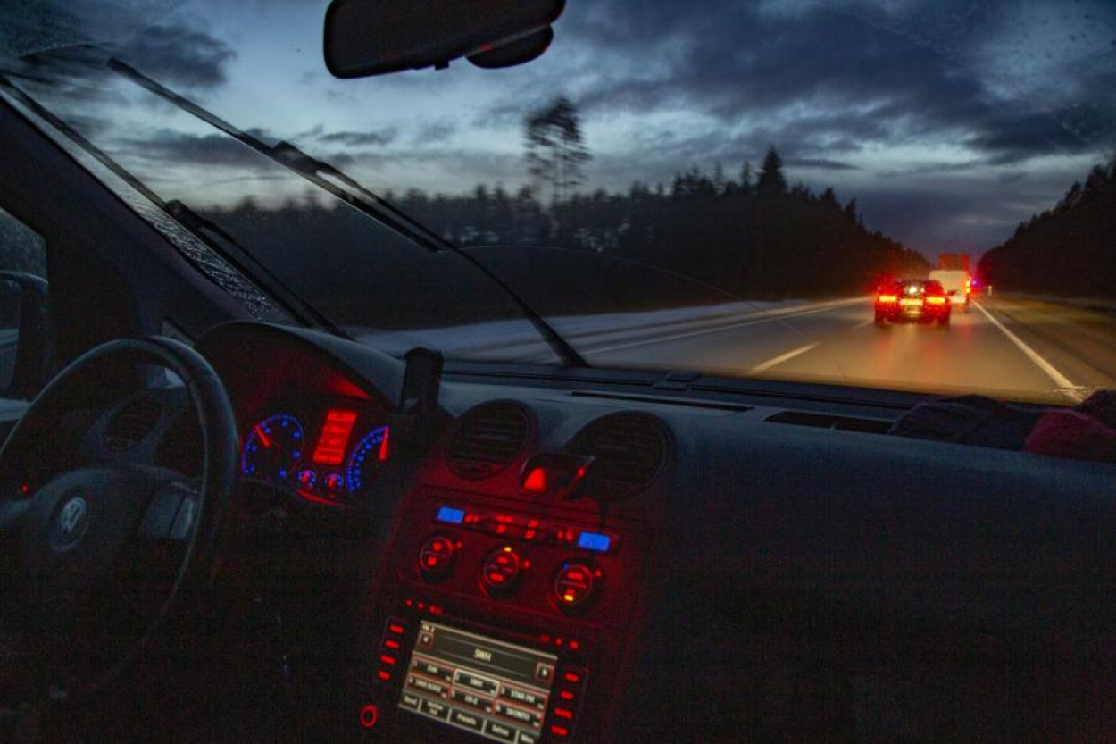 Latvijas austrumu daļā daudzviet autoceļi sniegoti un apledo