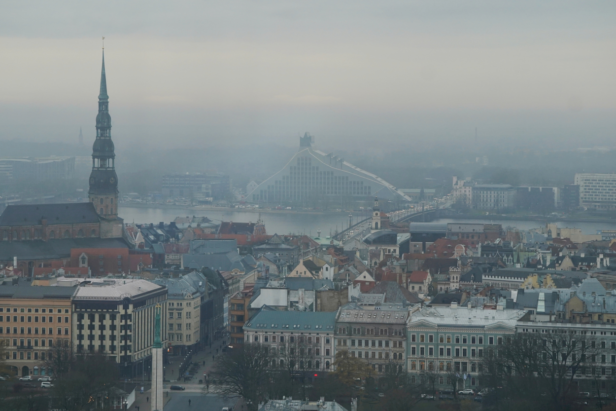 Piektdien Latvijā turpināsies pelēcīgs un silts laiks