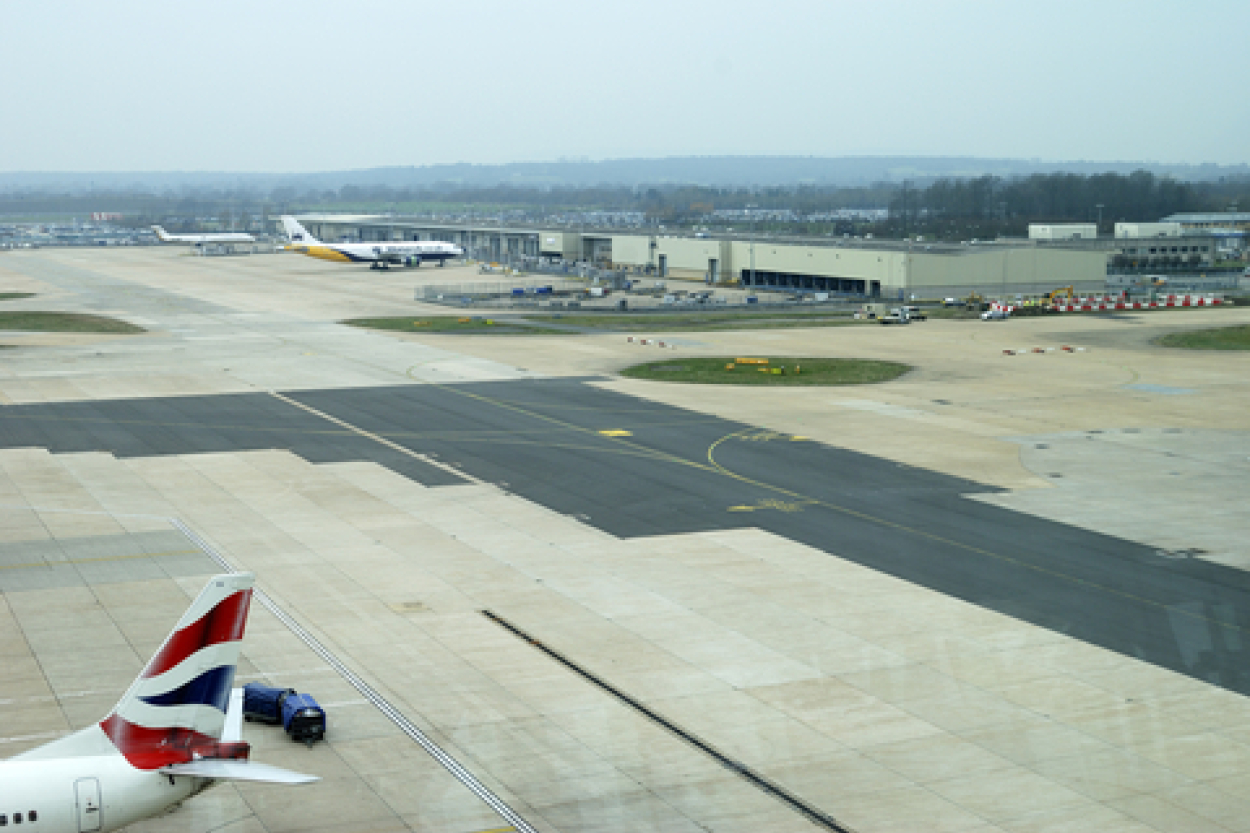 Miglas dēļ ceturto dienu ierobežota aviosatiksme Londonas Getvikas lidostā