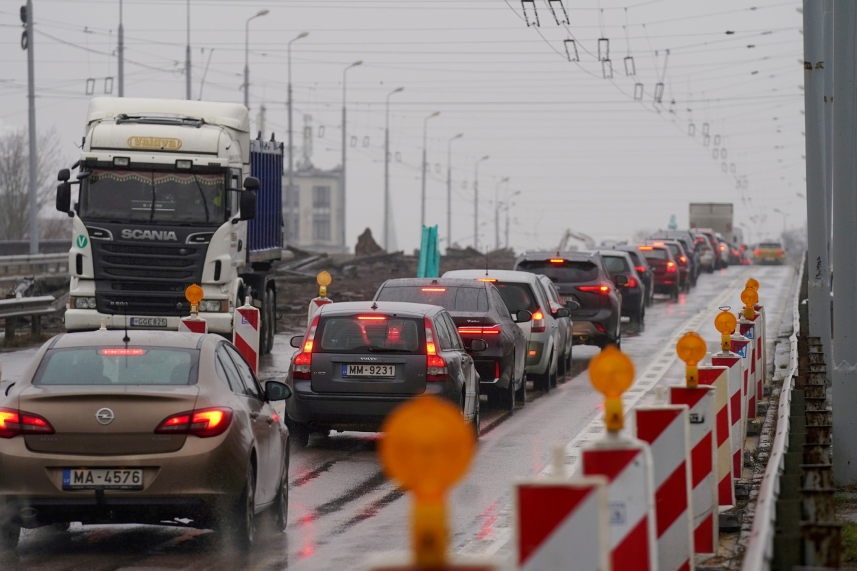 Mainīs satiksmes ierobežojumus uz Zemitāna tilta Rīgā