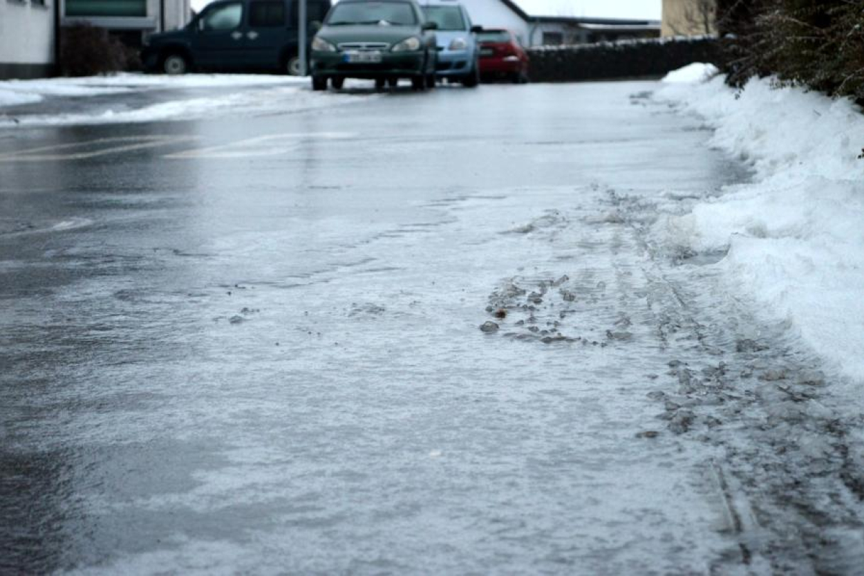 Atkalas dēļ braukšanas apstākļi uz ceļiem ir apgrūtināti, slidenas arī ietves