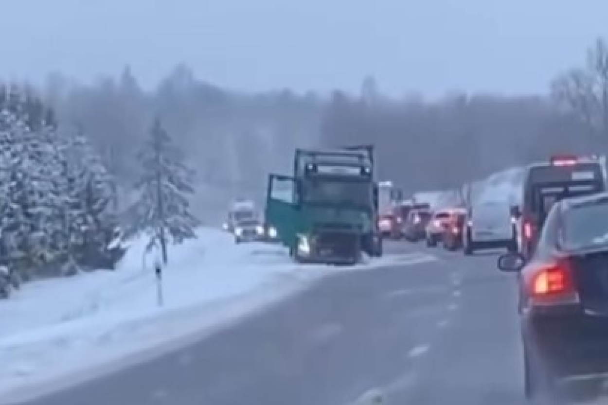 Avārija uz Ventspils šosejas: 1 cilvēks gājis bojā un 8 cietuši (papildināta)