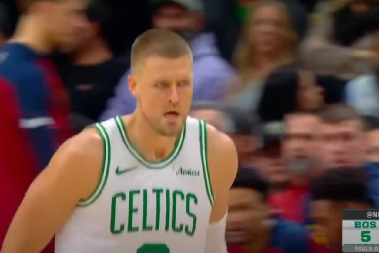 Porziņģis gūst 22 punktus "Celtics" zaudējumā (VIDEO)