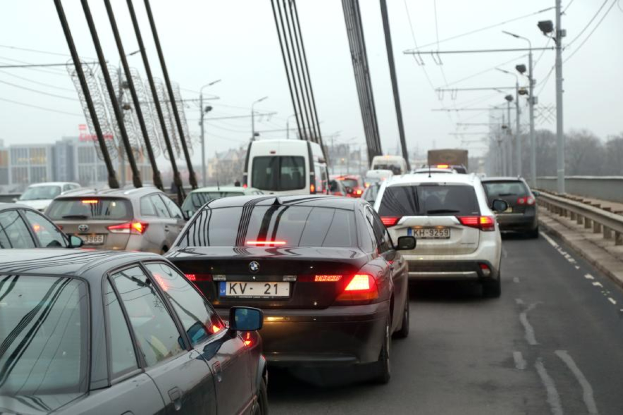 Pērn pārdoto automašīnu vidējais vecums - 13 gadi