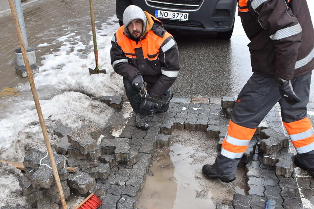 Bruģakmeņu ieklāšana Liepājā izrādījās nekvalitatīva (+VIDEO)