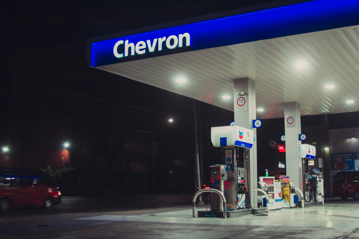 «Chevron» likvidēs 15-20% darbavietu