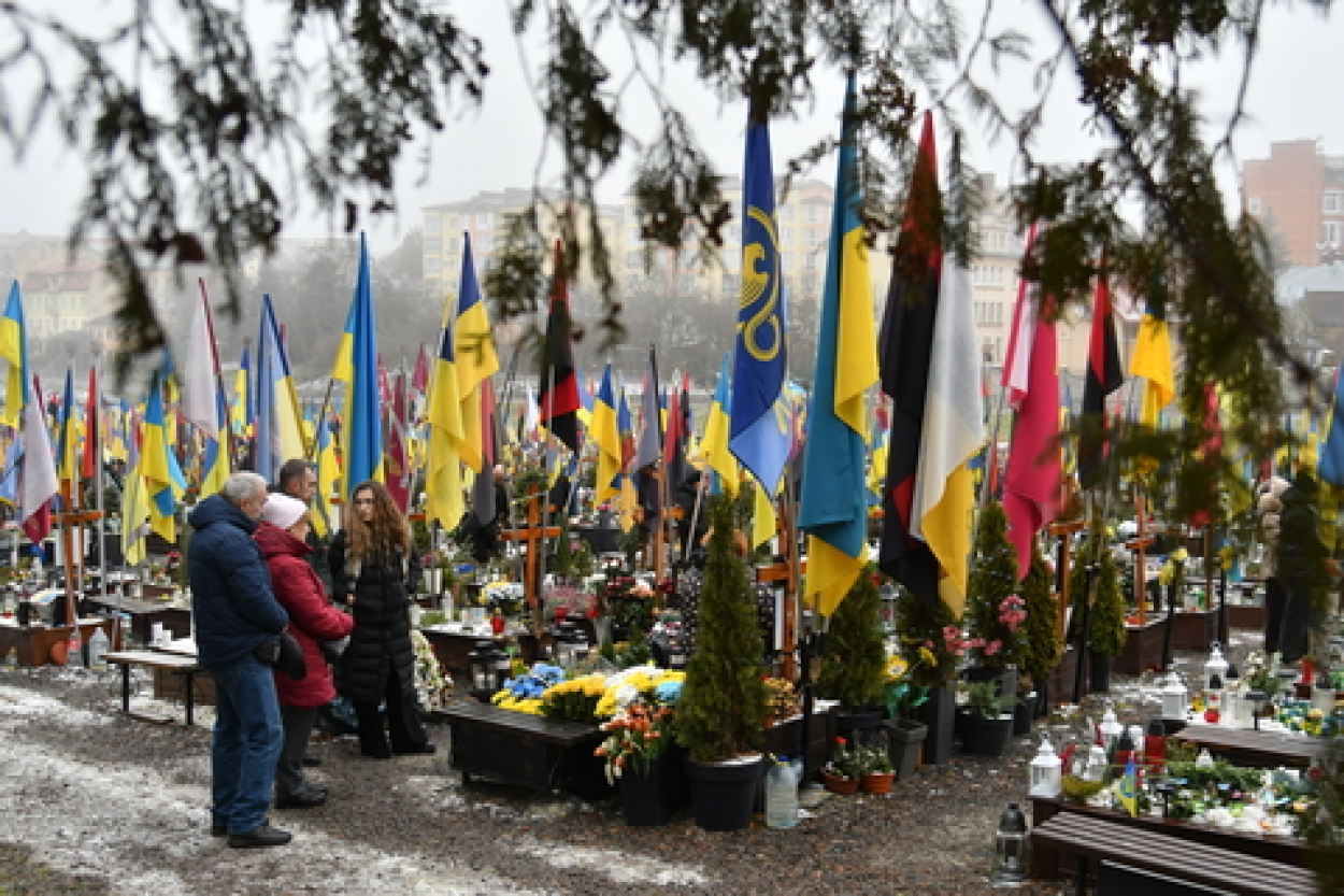 Ukraina kopumā atguvusi 7017 kritušo karavīru līķus