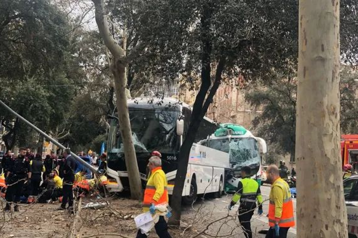 Autobusu sadursmē Barselonā vairāk nekā 50 ievainoto