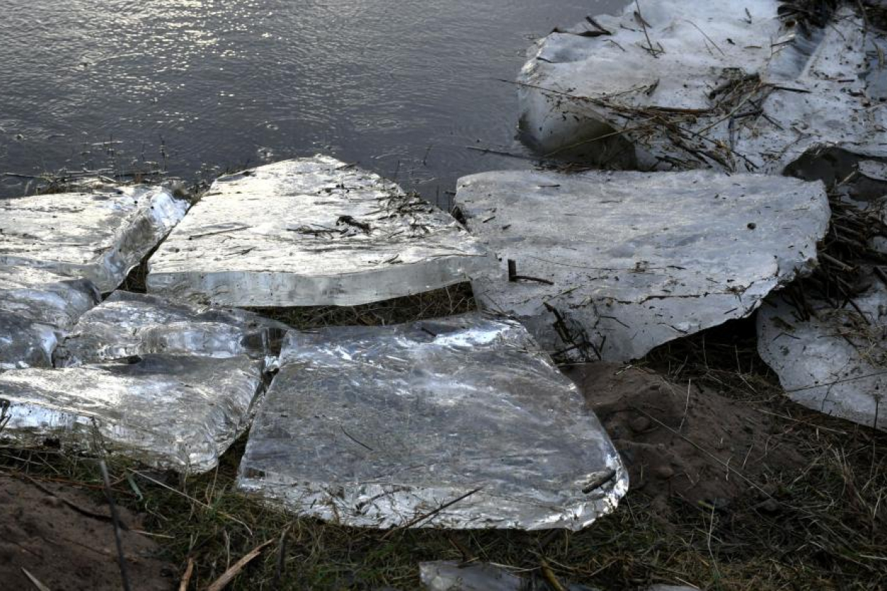 Daugavā iet ledus, ūdens līmenis saglabājas visai zems