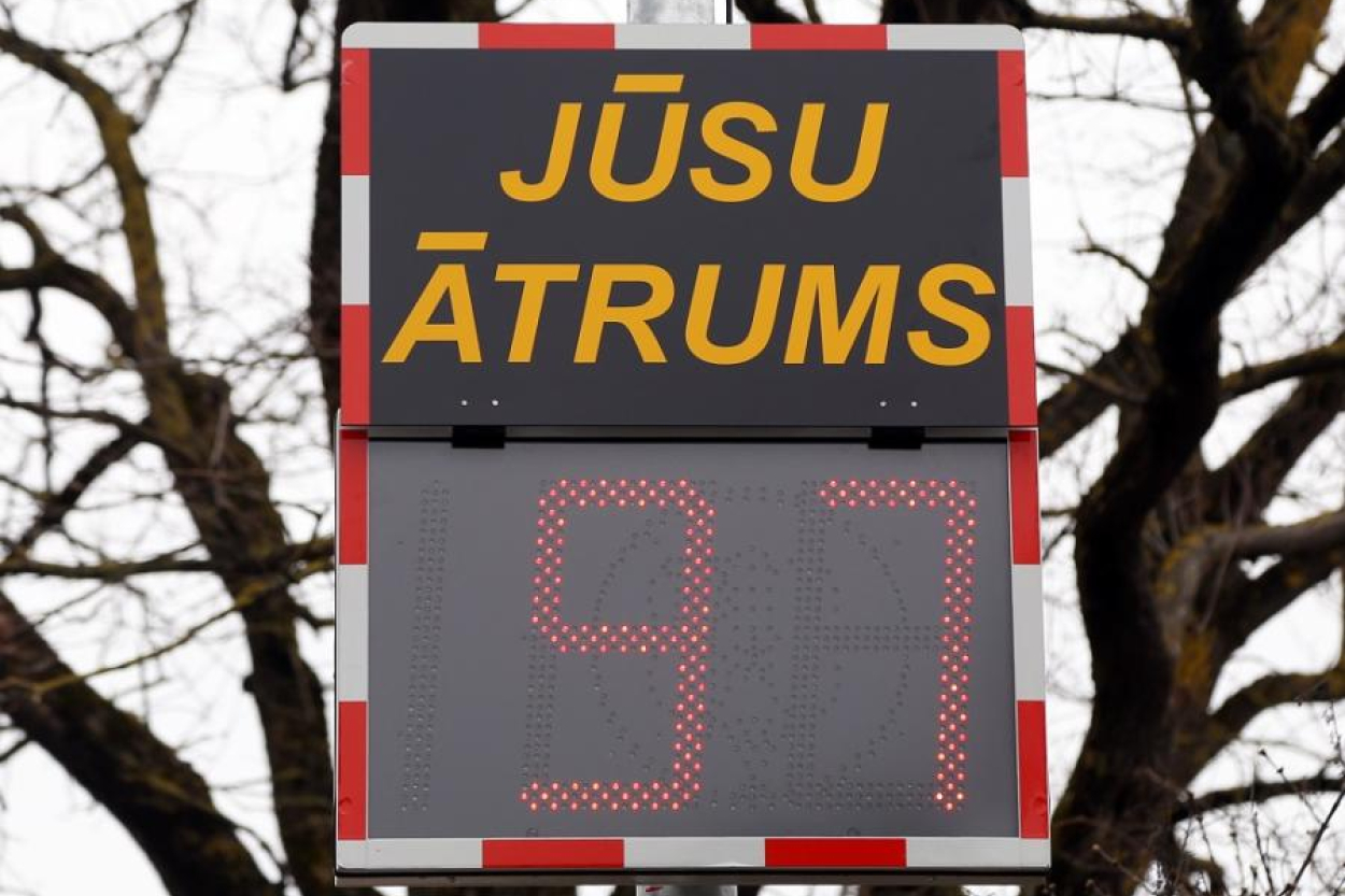 Pieciem šoferiem atņem tiesības par ļoti būtisku ātruma pārsniegšanu